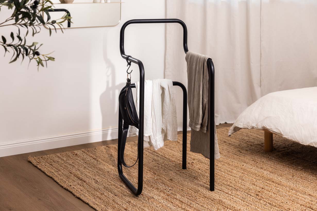 Herrendiener JAMES mit Kleidung im modernen Schlafzimmer