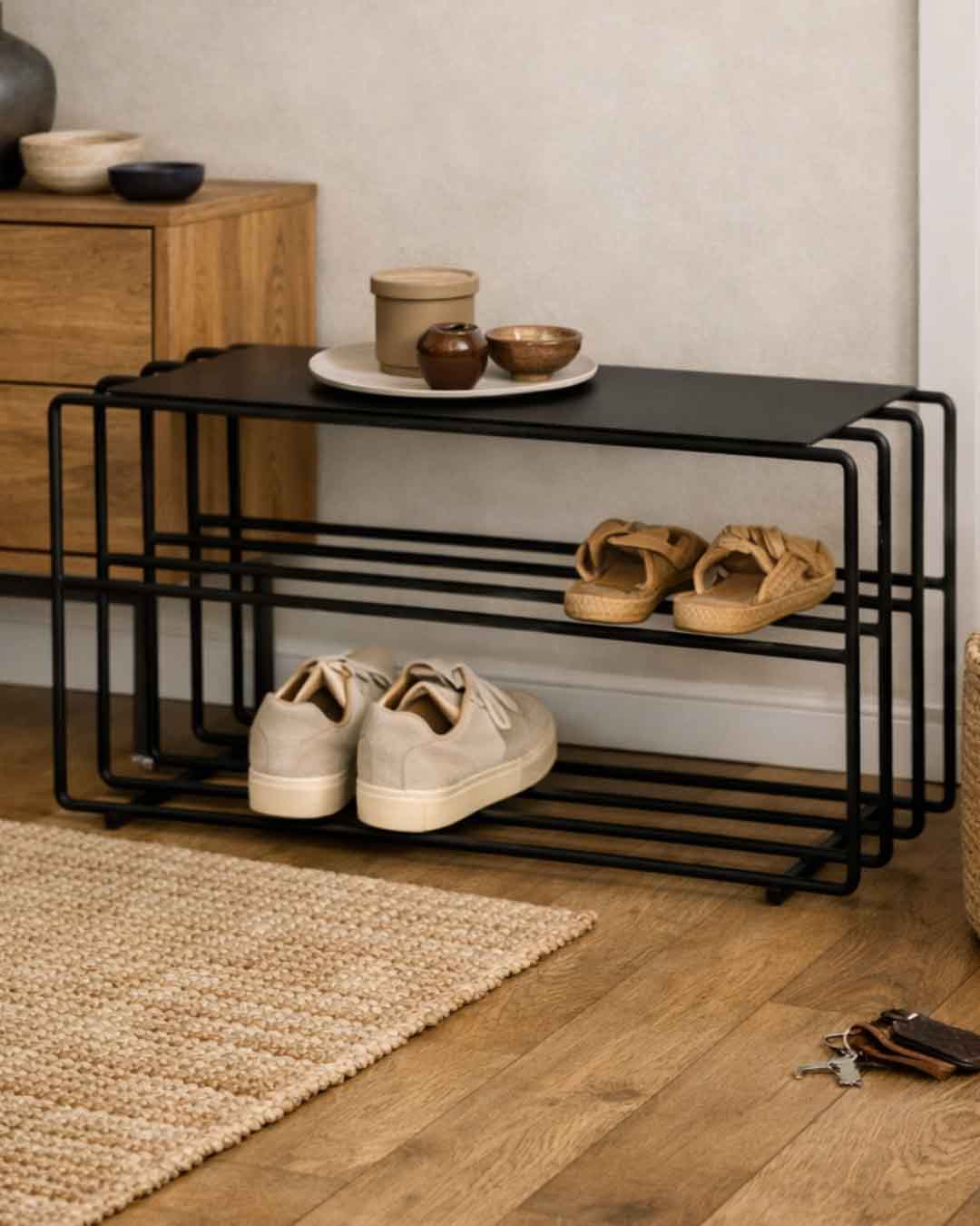 Schuhregal NEVA mit Schuhen im Flur