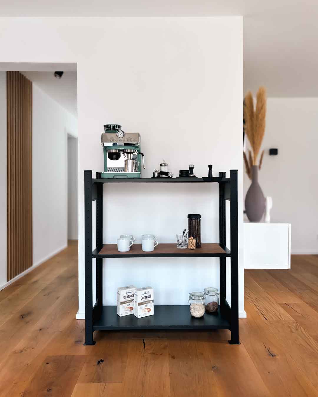 Standregal TILO mit Deko und Barista Maschine im Wohnzimmer
