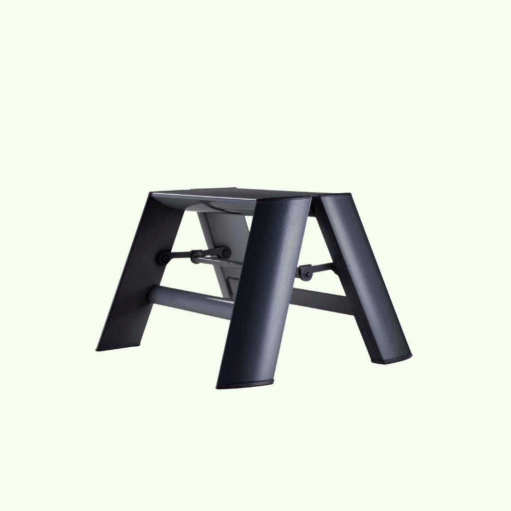 Schwarzer Tritthocker ALVA Mono freigestellt auf hellem Hintergrund