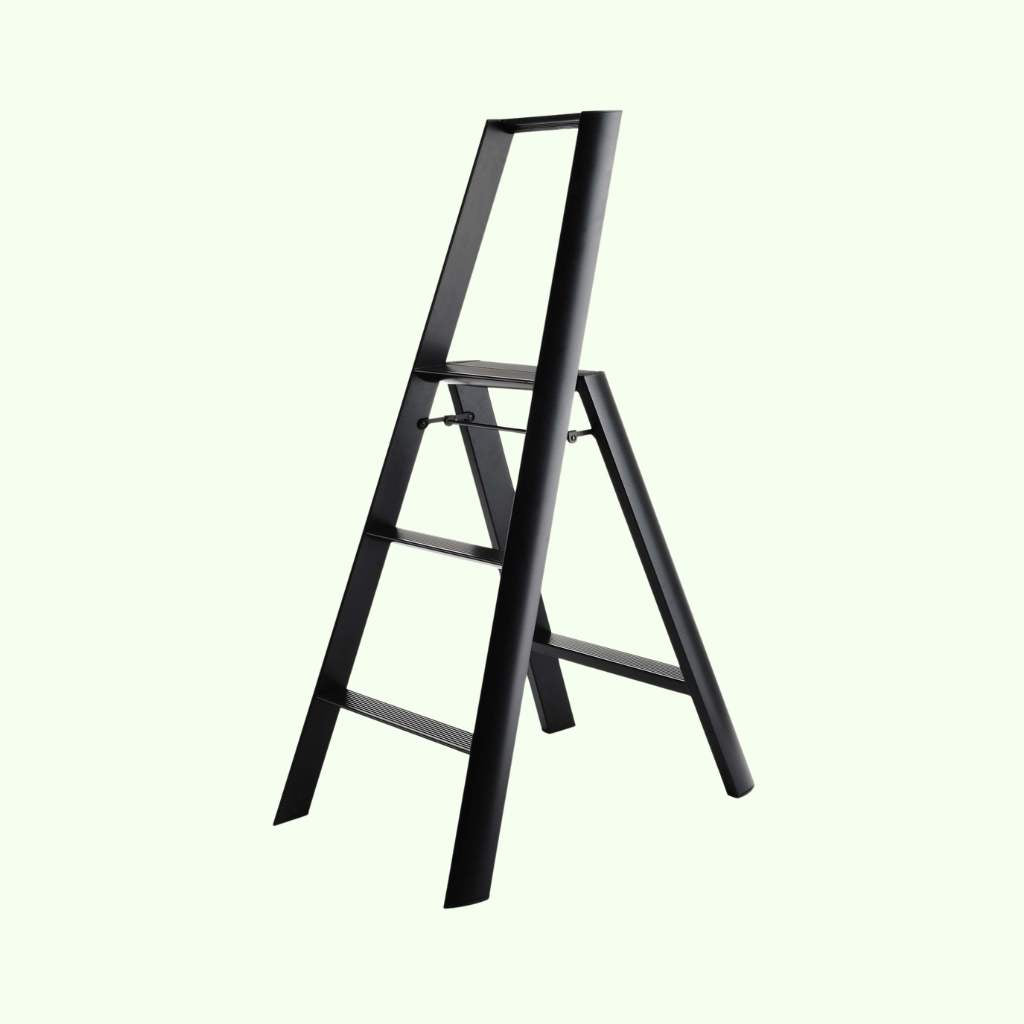 Schwarze Design-Leiter ALVA Trio mit 3 Stufen freigestellt auf hellem Hintergrund