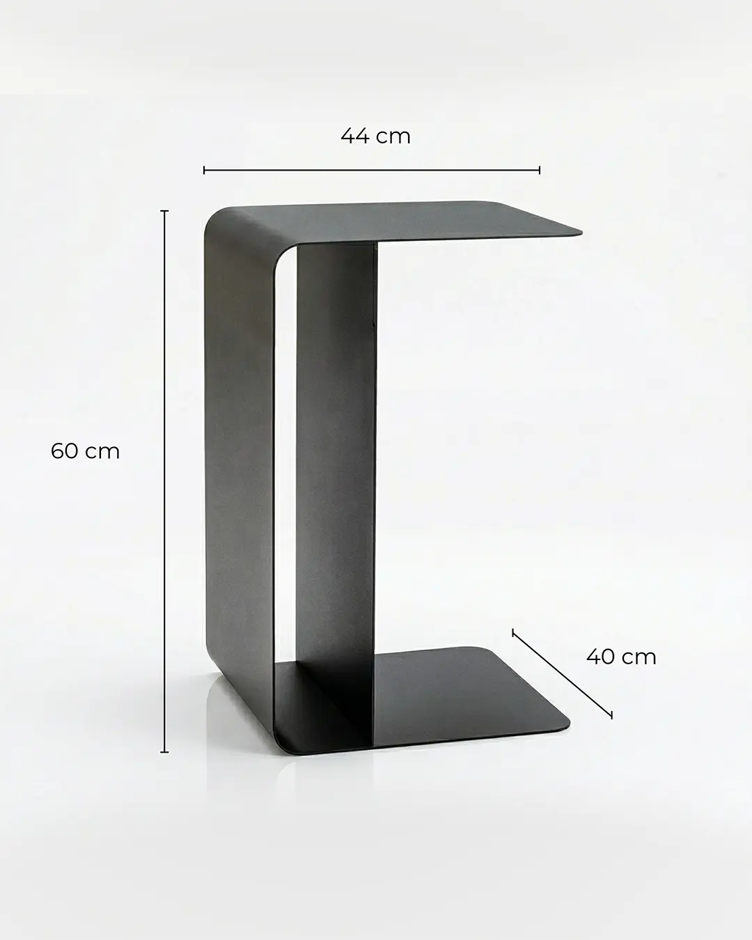 Moderner COSMO Beistelltisch aus schwarzem Metall mit minimalistischer C-Form, 60 cm hoch, 44 cm breit und 40 cm tief – ideal als Sofatisch, Nachttisch oder Design-Ablage im Wohnbereich.
