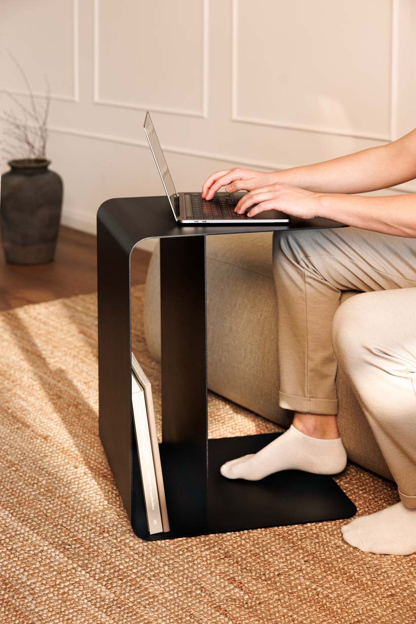 Alt-Text
Schwarzer Beistelltisch COSMO am Sofa mit Laptop in Anwendung