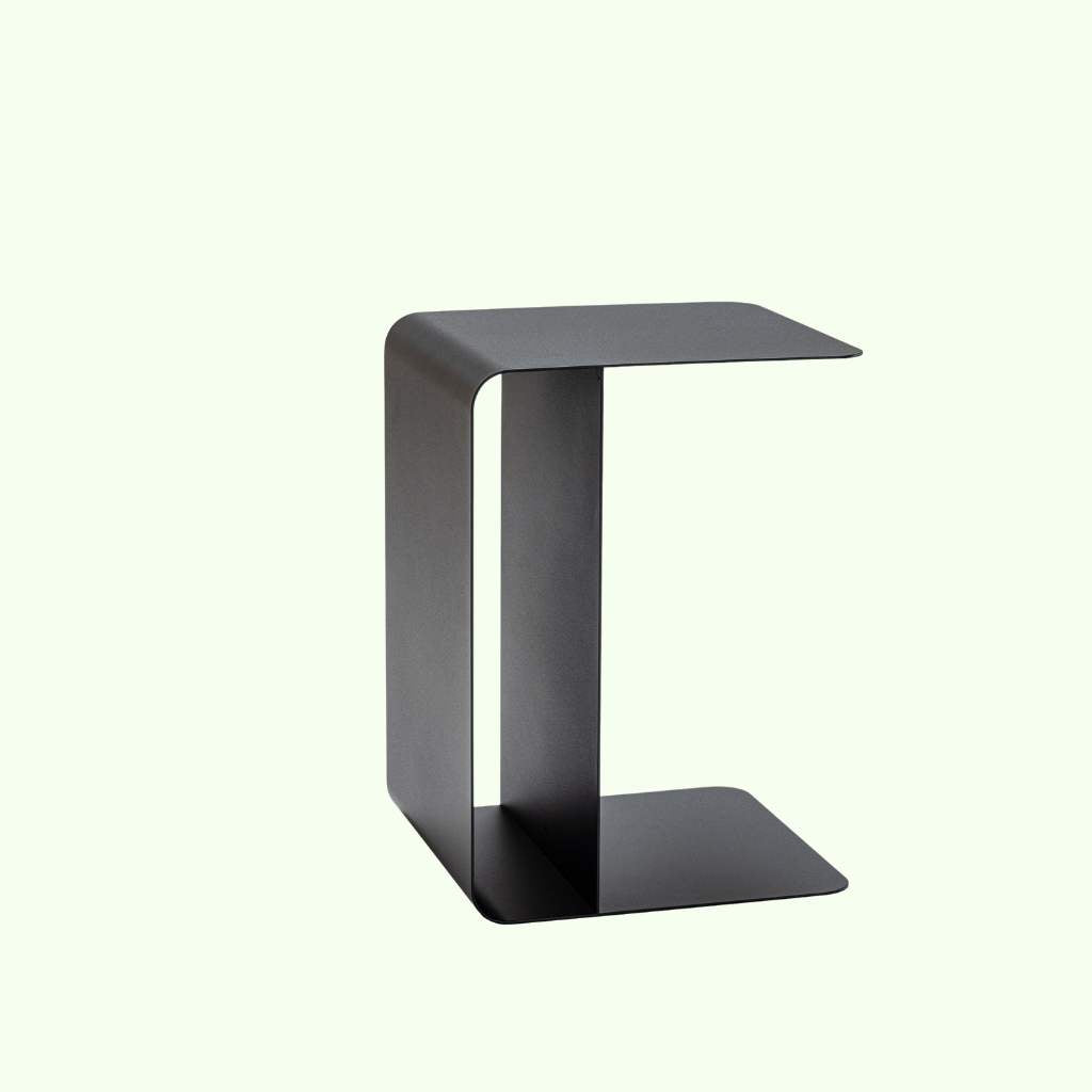 Schwarzer Beistelltisch COSMO freigestellt auf hellem Hintergrund