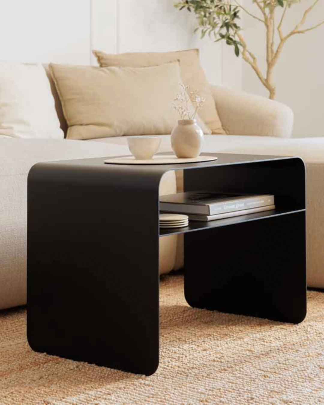 Schwarzer Beistelltisch COSMO im Wohnzimmer vor einem Sofa