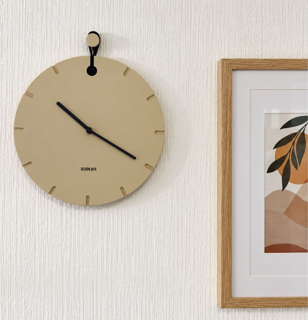 Wanduhr Big Hug in Beige an Wand neben Bild