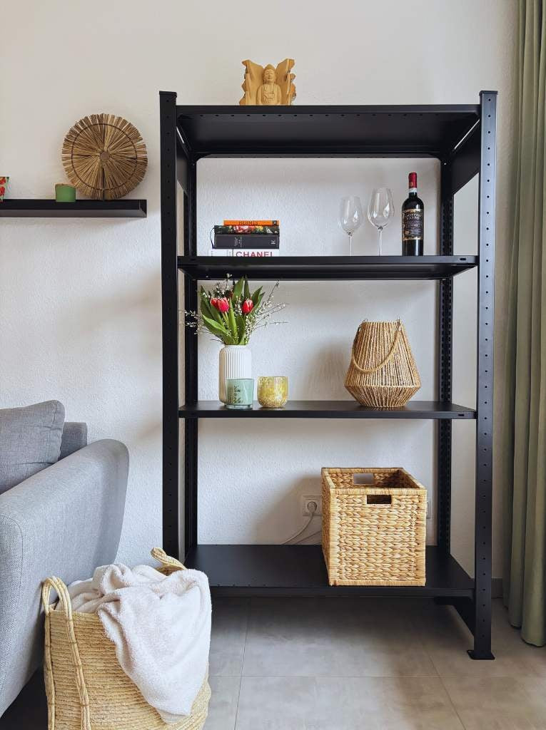 Schwarzes DONIA Design Standregal aus Stahl mit 150 cm Höhe im Wohnraum