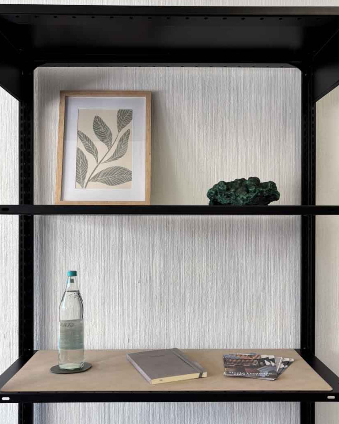 Beige Design-Unterlage 90x38 cm aus recyceltem Leder auf einem schwarzen Design-Regal mit Flasche und Gläsern