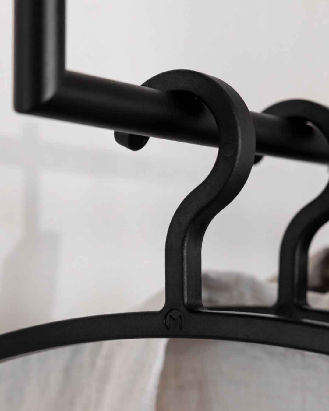 Detailaufnahme der schwarzen FAY Kleiderbügel im 3er Set an einer Kleiderstange