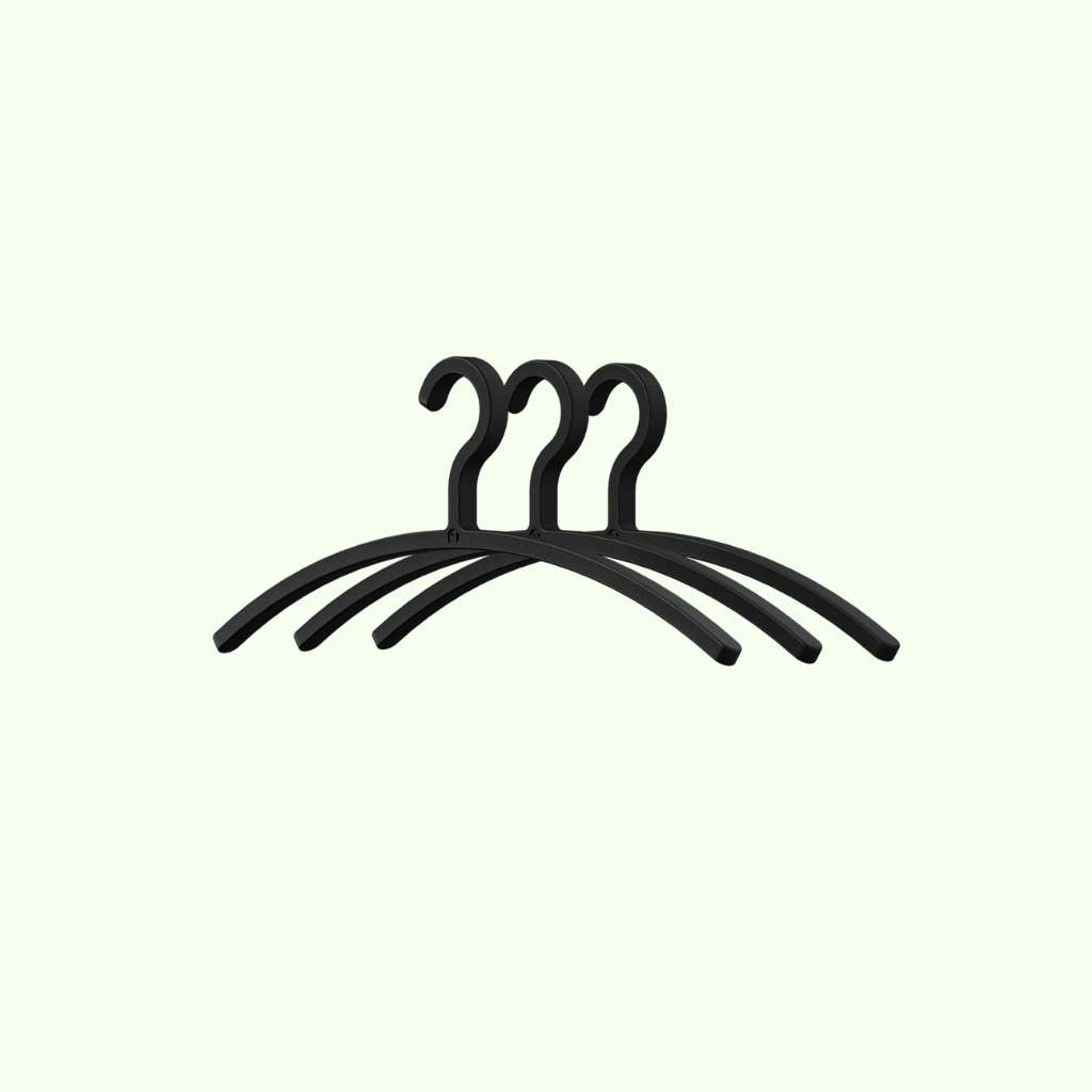Schwarze FAY Kleiderbügel im 3er Set freigestellt auf hellem Hintergrund