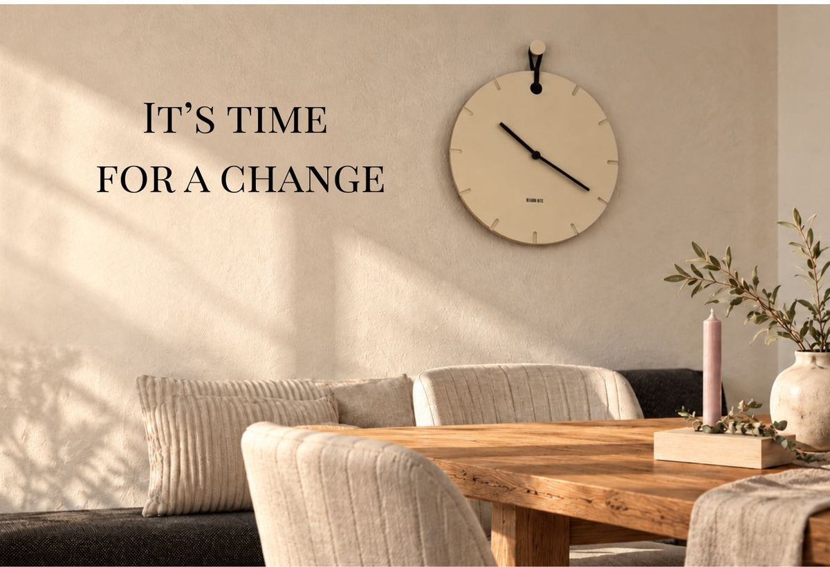 Herobanner Shop Wanduhr Big Hug im Wohnzimmer und mit Text Its Time for a change