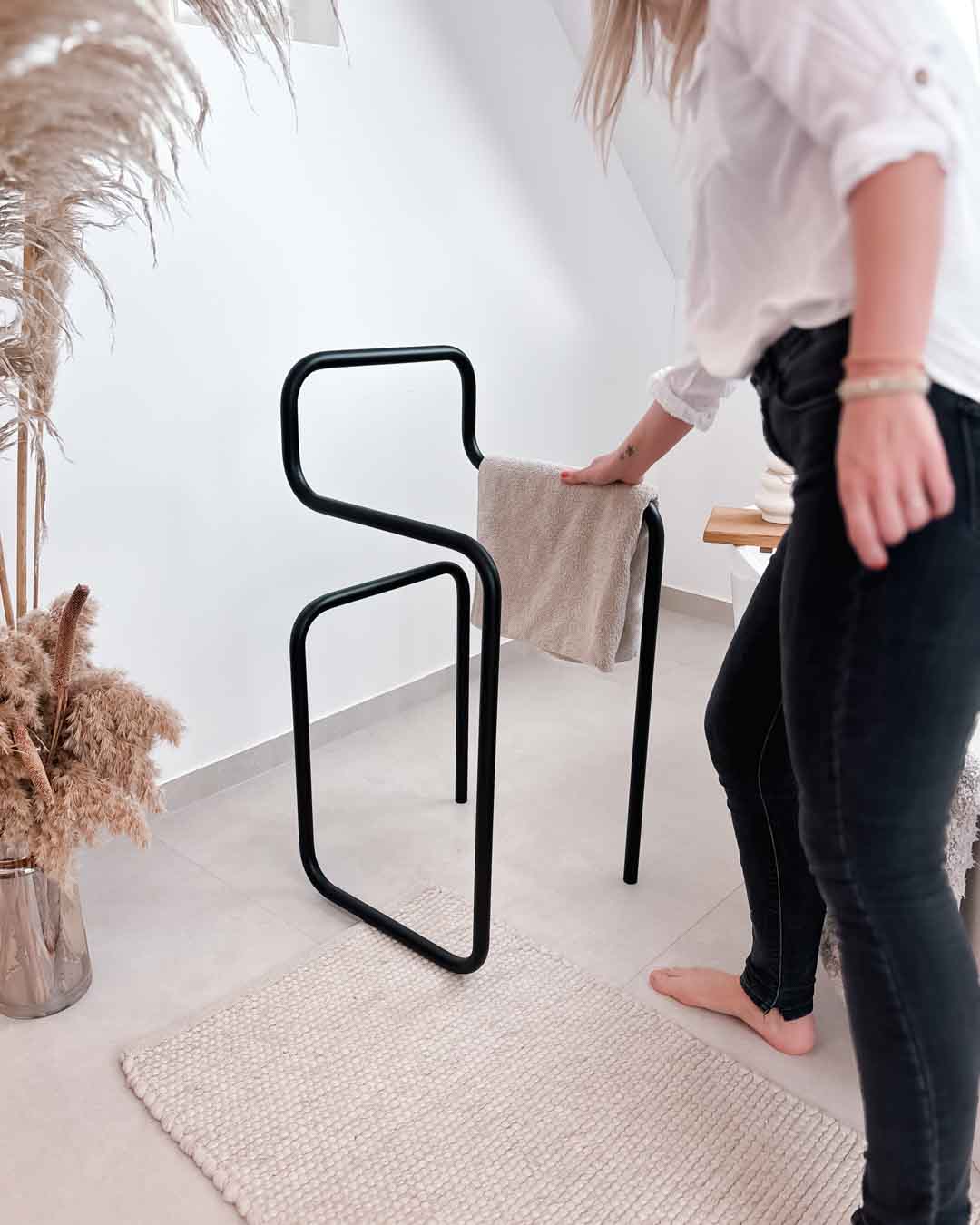 Schwarzer Herrendiener JAMES im Badezimmer mit Person in Anwendung