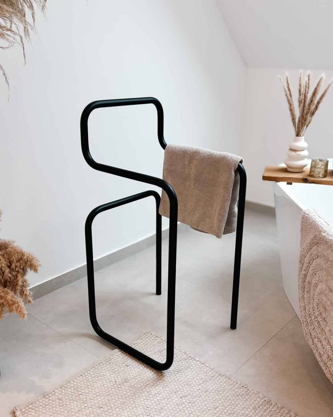 Schwarzer Herrendiener JAMES im Badezimmer mit aufgehängtem Handtuch