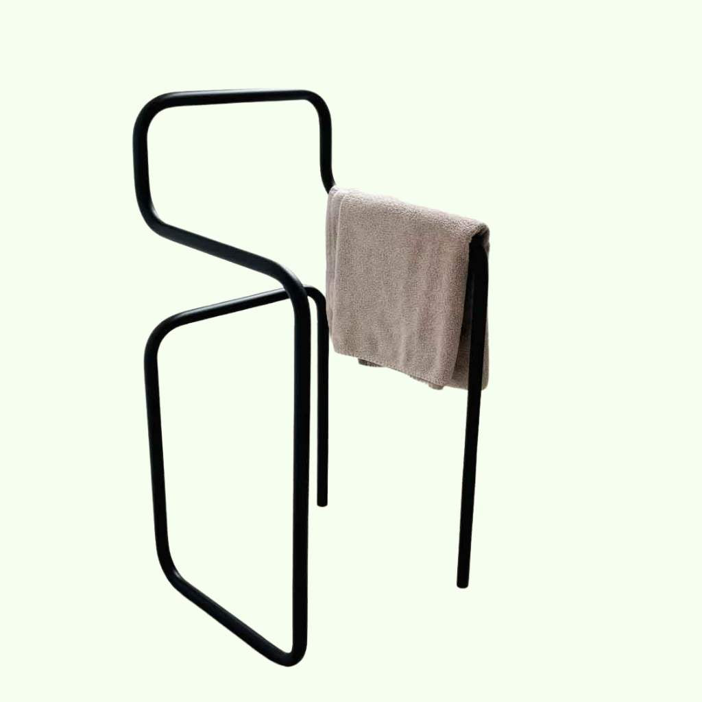 Schwarzer Herrendiener JAMES mit Handtuch freigestellt auf hellem Hintergrund