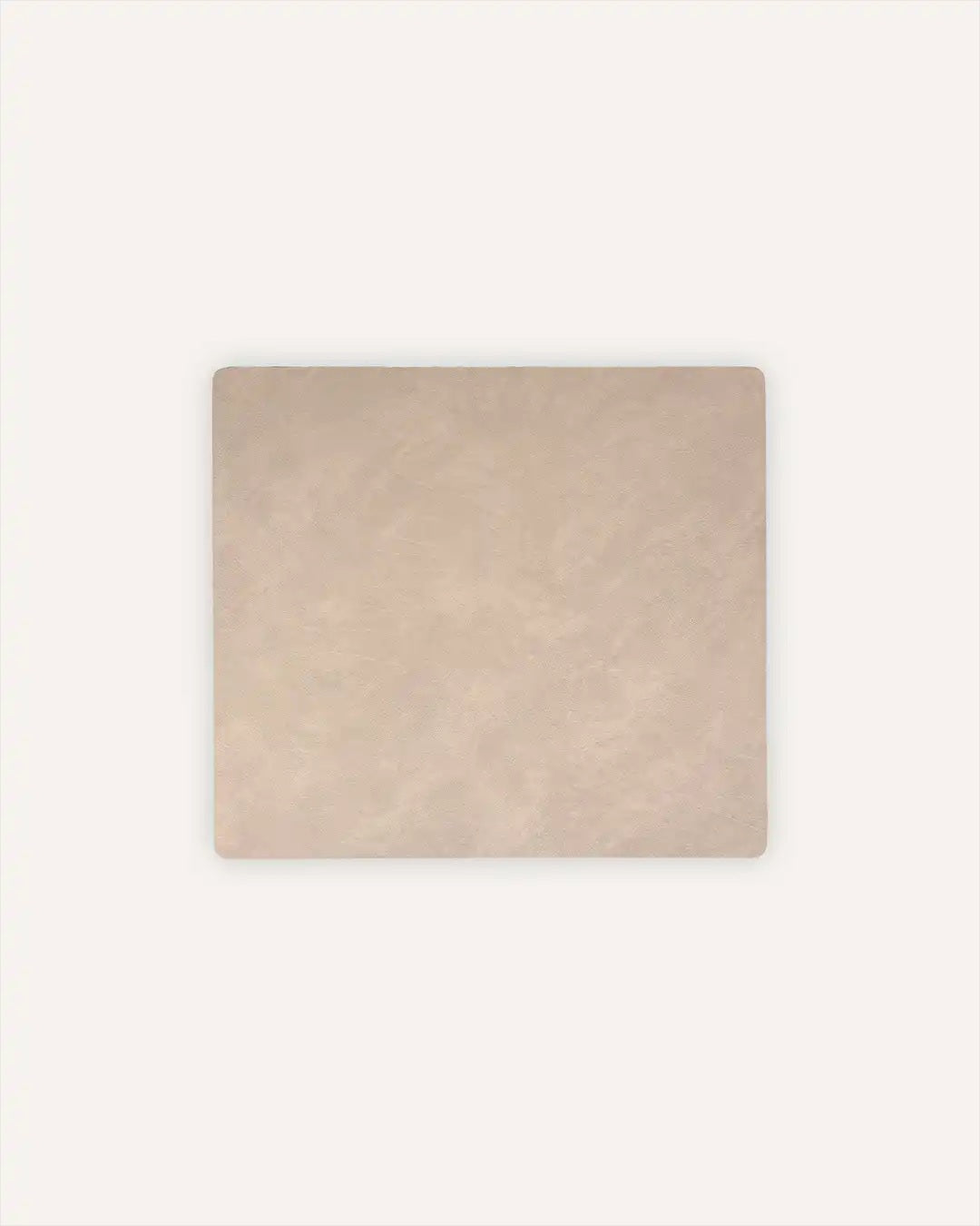 Detailaufnahme der beigen LUCA Design-Unterlage 43x38,5 cm aus recyceltem Leder mit sichtbarer Materialstruktur