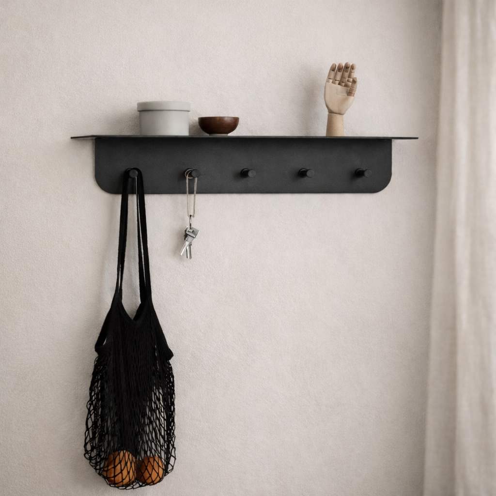 Schwarze MALOU Wandgarderobe mit Ablage und Haken an einer hellen Wand mit Tasche und Schlüsselbund