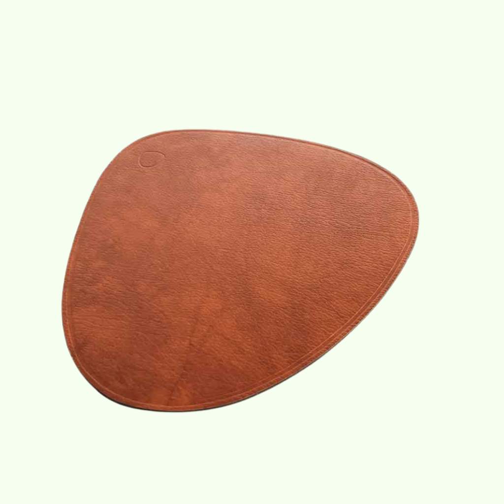 Braune Design-Unterlage aus recyceltem Leder mit organischer Form
