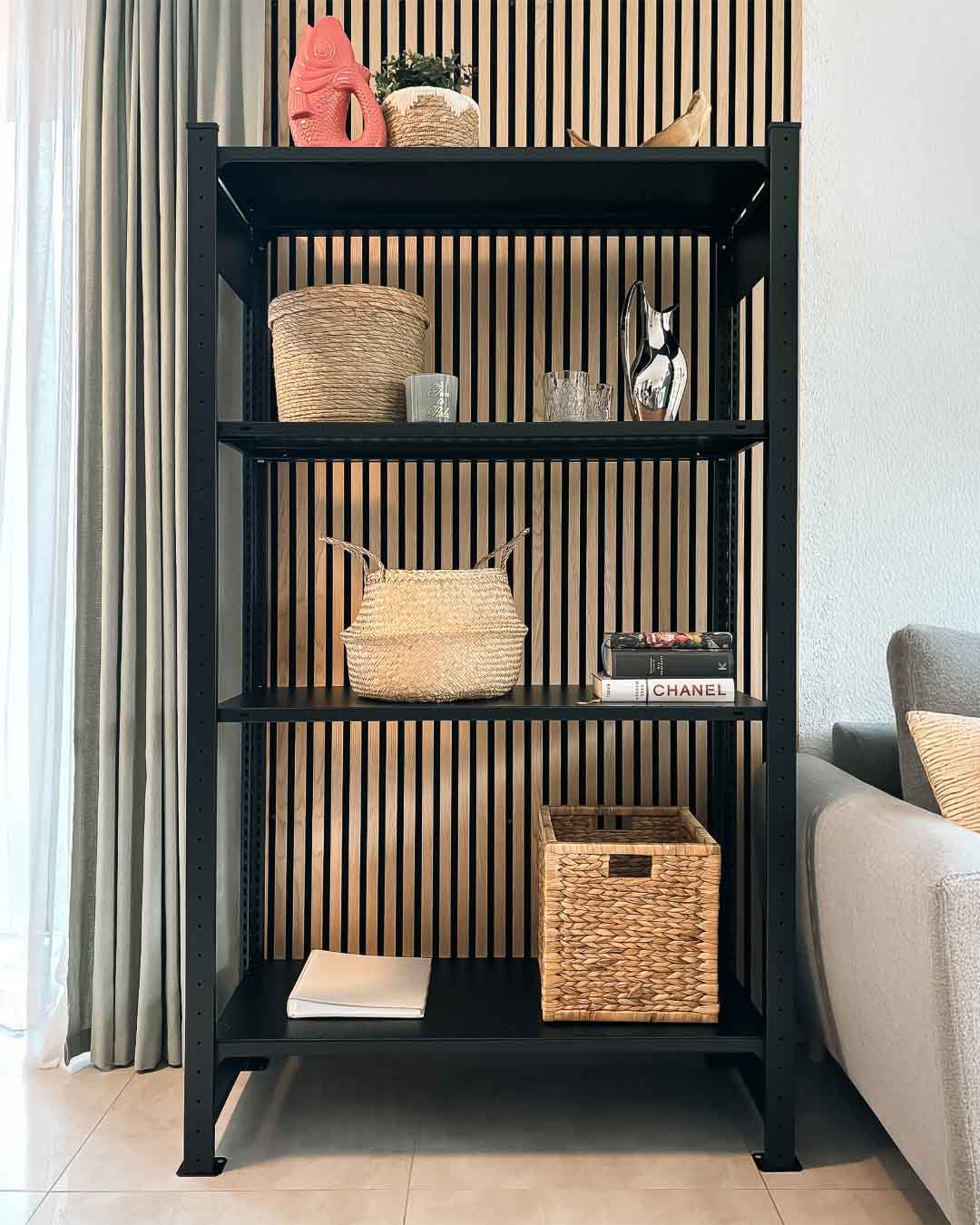 Schwarzes MICA Design Standregal aus Stahl mit 180 cm Höhe im Wohnraum