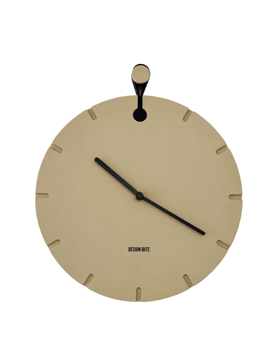 Moderne Wanduhr BIG HUG aus Metall in Beige mit schwarzen Zeigern