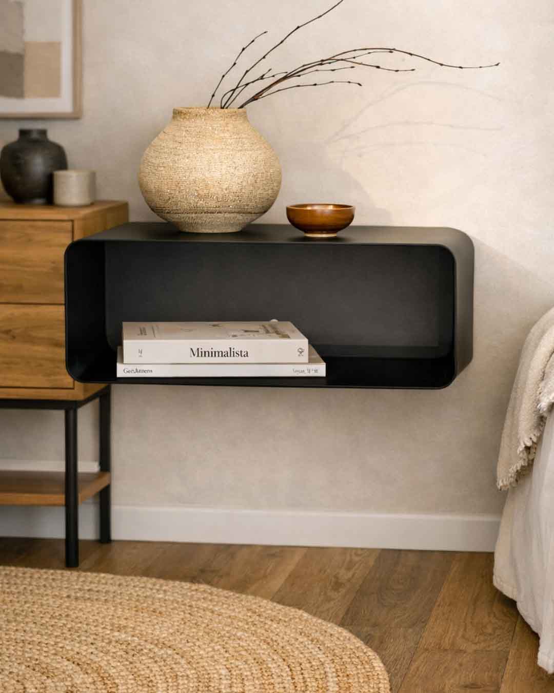 Schwarzer hängender Nachttisch NELIO an der Wand neben dem Bett