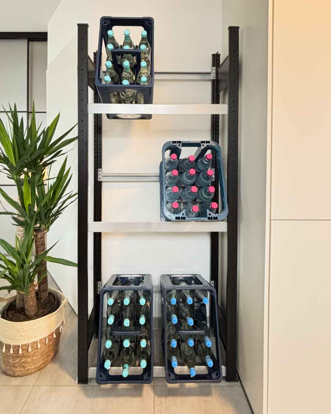 Schwarzes Getränkekistenregal PALO für 6 Kästen mit Getränkekisten im Wohnraum