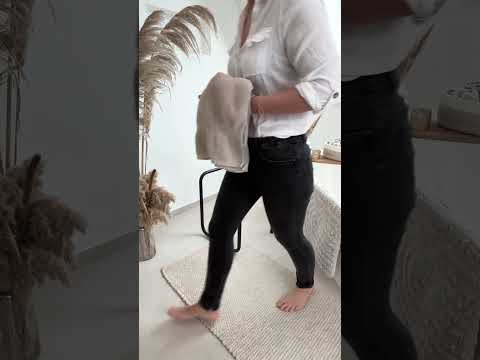 Video laden: Youtube Video mit Jansora Produkt Herrendiener JAMES im Bad und einer Frau mit einem Handtuch