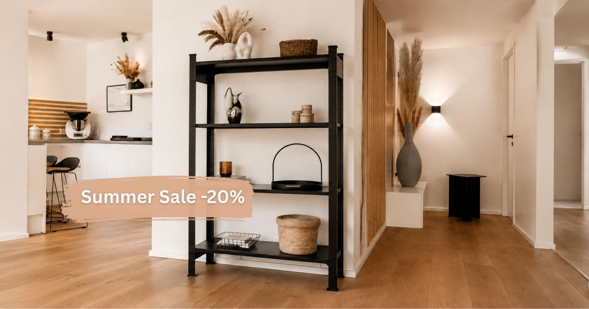 Wohnliches Ambiente mit Regal und 20% Summer Sale Aktion