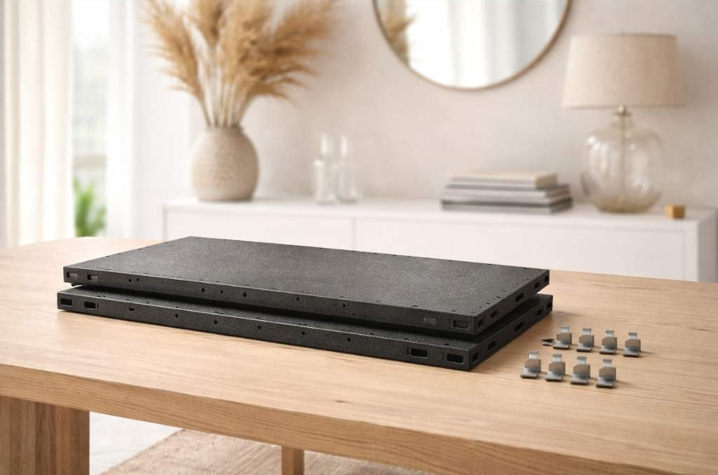 Schwarze Zusatzböden im 2er Set für Design Stahlregale mit Befestigungselementen auf einem Holztisch
