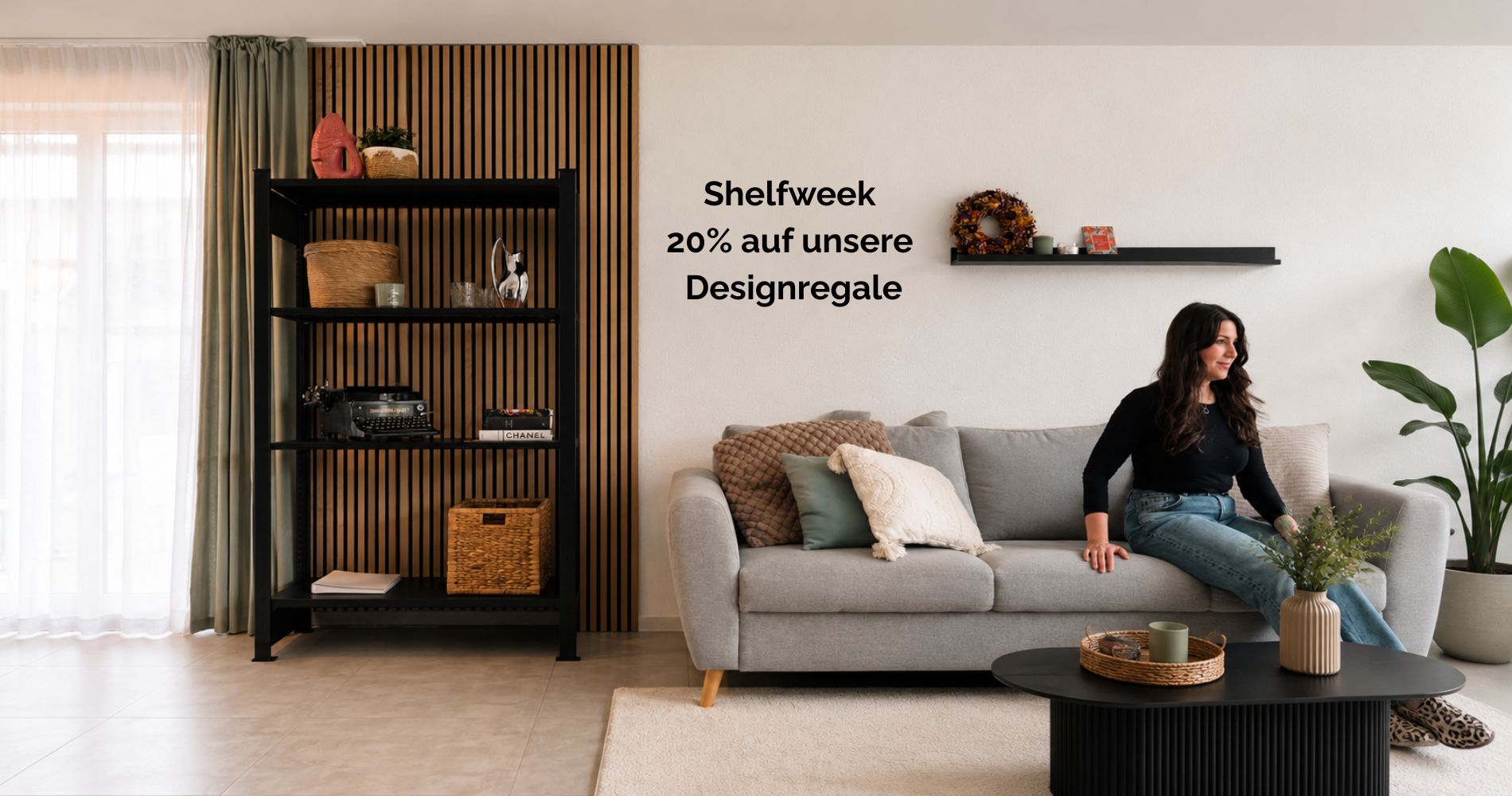 Aktionsbanner wohnliches Ambiente mit Regal und Frau auf Couch