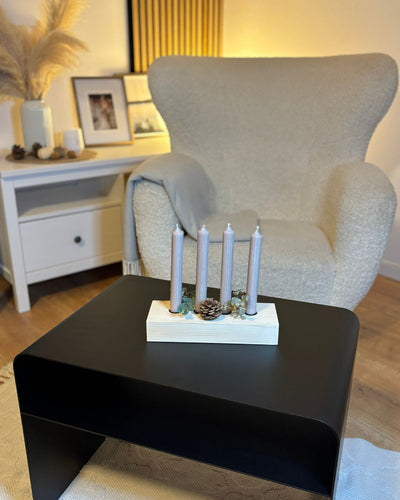 Adventskranz Zirbe mit 4 Kerzen auf Beistelltisch COSMO in wohnlichem Ambiente