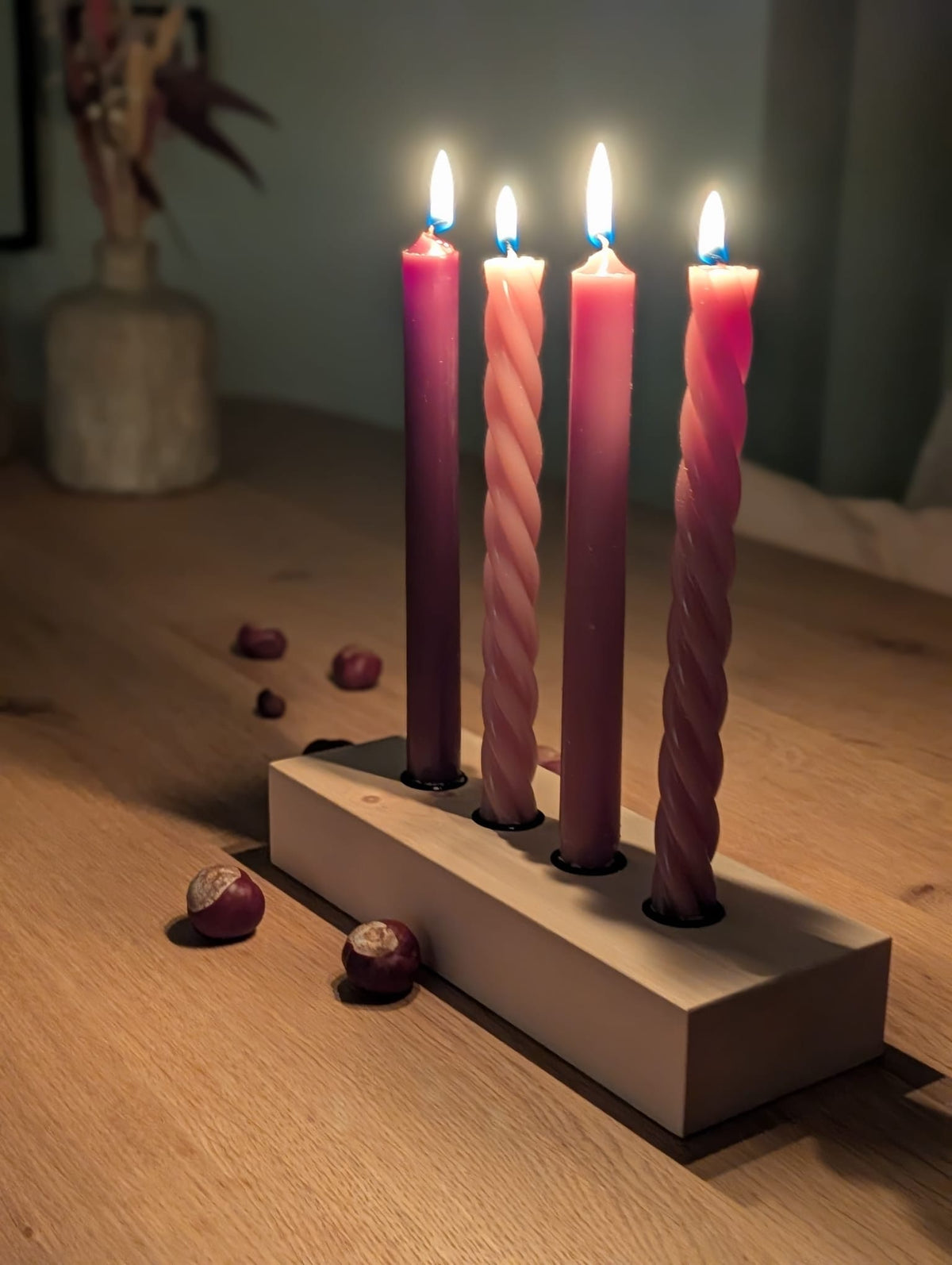 Adventskranz mit Kerzen und Deko auf Tisch in Nahaufnahme