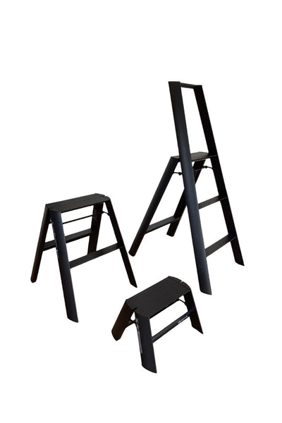 Freigestellte schwarze Design-Leitern und Tritthocker der ALVA Serie auf hellem Hintergrund