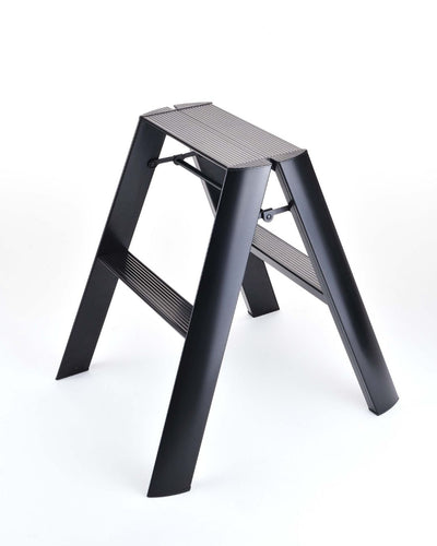 Schwarze Design-Leiter ALVA Duo freigestellt auf hellem Hintergrund