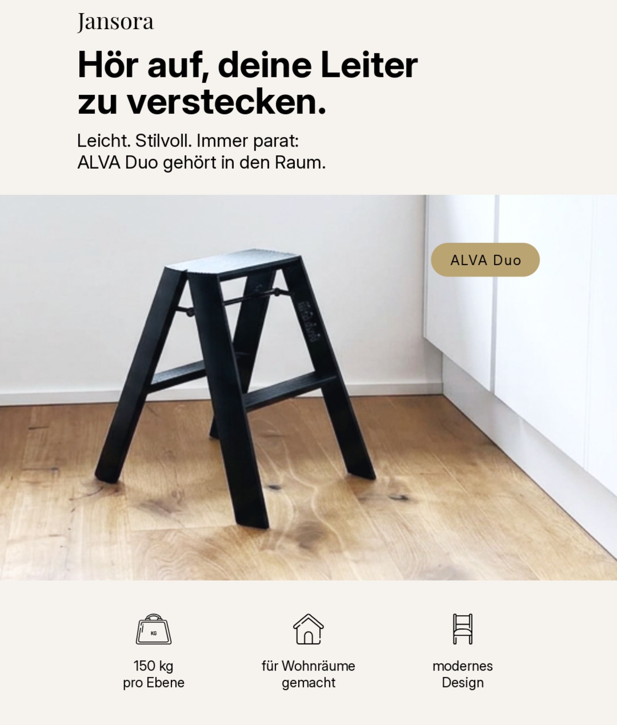 Schwarze ALVA Duo Designleiter als stilvolle Leiter im Wohnraum neben weißem Schrank