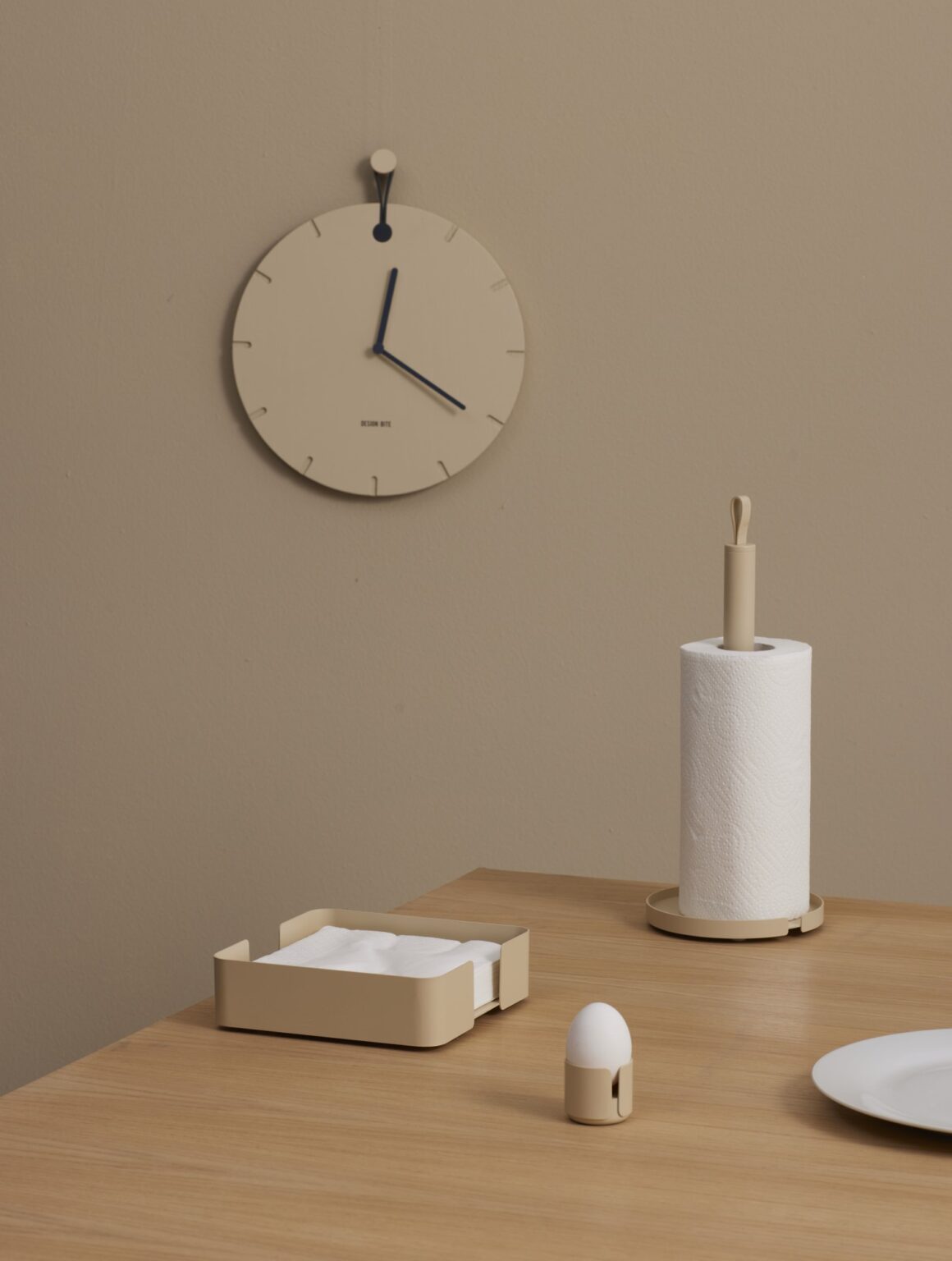 Beige BIG HUG Wanduhr und Eierbecher in einem skandinavisch eingerichteten Essbereich