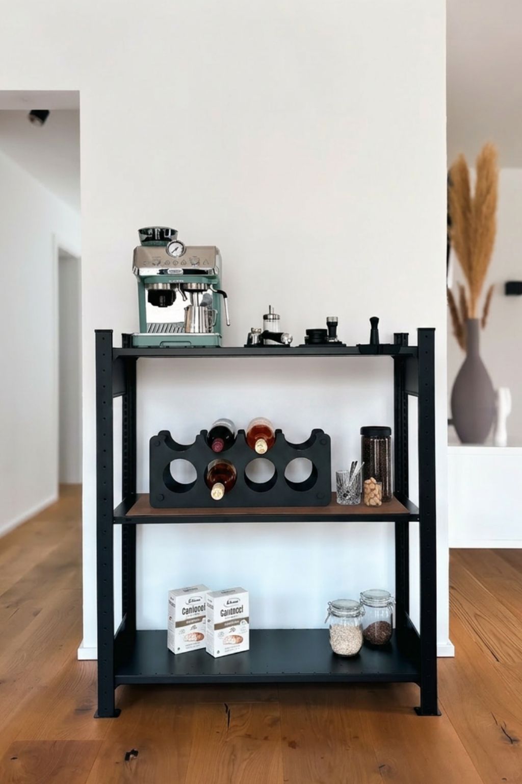 CAVO Weinregal aus schwarzem Stahl in moderner Küche mit Kaffeemaschine, Weinflaschen und Vorratsgläsern