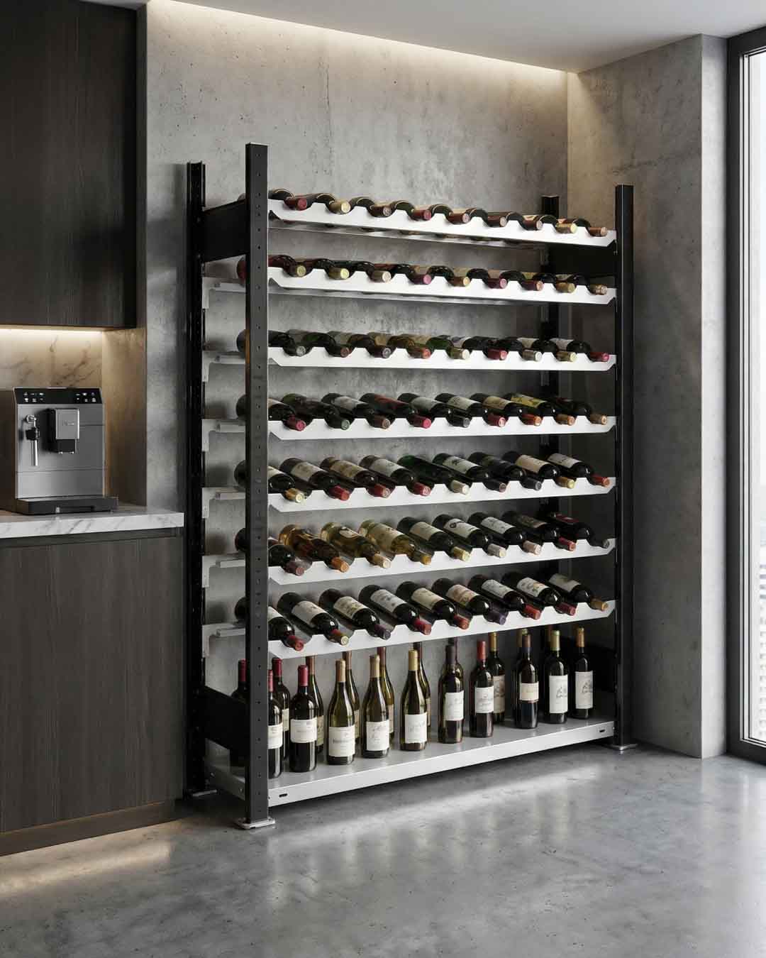 Schwarzes Weinregal CHRIS für 72 Flaschen in einer modernen Küche mit Weinflaschen