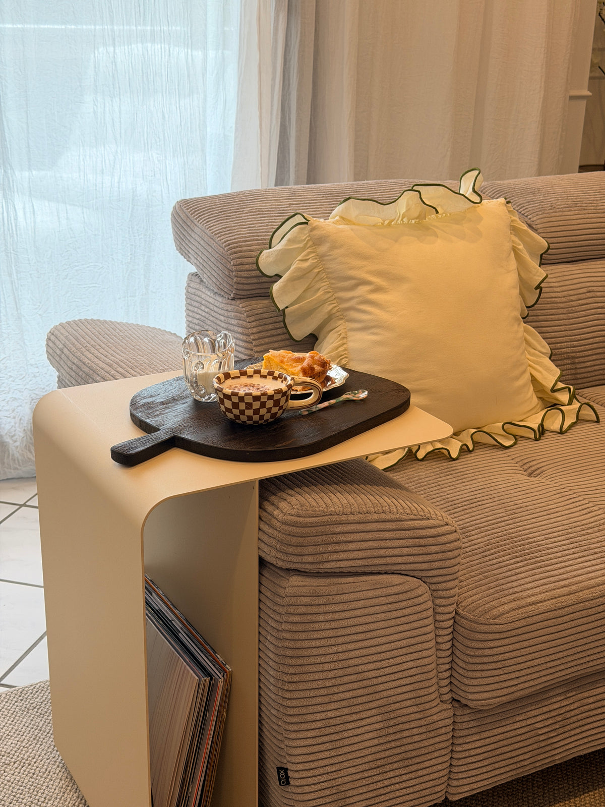 COSMO Beistelltisch Beige beim Kunden im Wohnzimmer