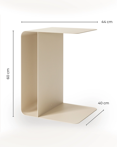 Moderner COSMO Beistelltisch aus beigen Metall mit minimalistischer C-Form, 60 cm hoch, 44 cm breit und 40 cm tief – ideal als Sofatisch, Nachttisch oder Design-Ablage im Wohnbereich.