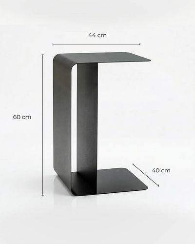 Moderner COSMO Beistelltisch aus schwarzem Metall mit minimalistischer C-Form, 60 cm hoch, 44 cm breit und 40 cm tief – ideal als Sofatisch, Nachttisch oder Design-Ablage im Wohnbereich.