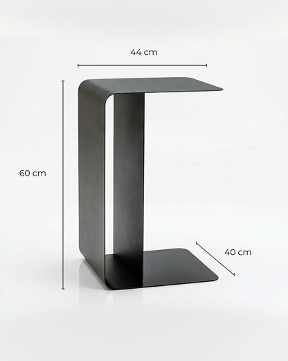 Moderner COSMO Beistelltisch aus schwarzem Metall mit minimalistischer C-Form, 60 cm hoch, 44 cm breit und 40 cm tief – ideal als Sofatisch, Nachttisch oder Design-Ablage im Wohnbereich.