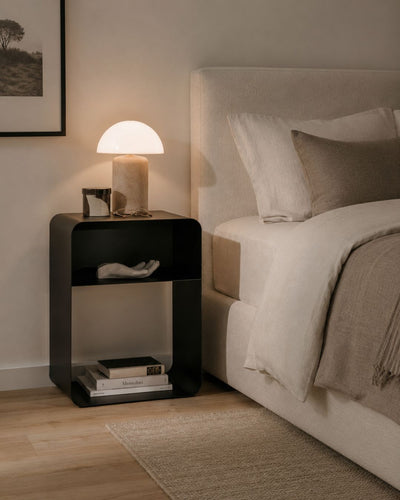 DAMIO Nachttisch aus schwarzem Stahl neben einem modernen Bett im gemütlichen Schlafzimmer