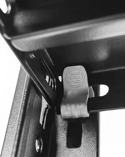 Detailansicht des Design-Standregals mit schwarzer Stahlkonstruktion und praktischer Cliphalterung – hochwertig verarbeitetes Regal mit modernem Industrial-Look für Wohn- und Arbeitsbereiche.