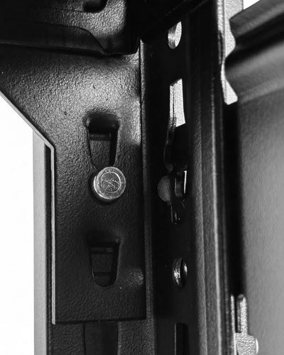 Detailansicht des Design-Standregals mit schwarzer Stahlkonstruktion, Sicherungsstift und stabiler Verbindung – hochwertiges Standregal im modernen Industrial-Design