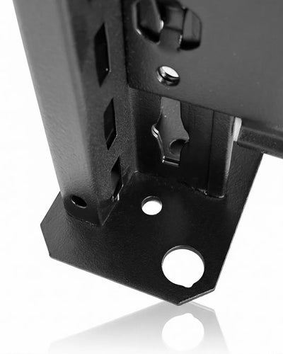 Detailansicht des Design-Standregals mit schwarzem Stahl-Standfuß, stabiler Rahmenkonstruktion und Befestigungsöffnungen – modernes Standregal im minimalistischen Industrial-Design.