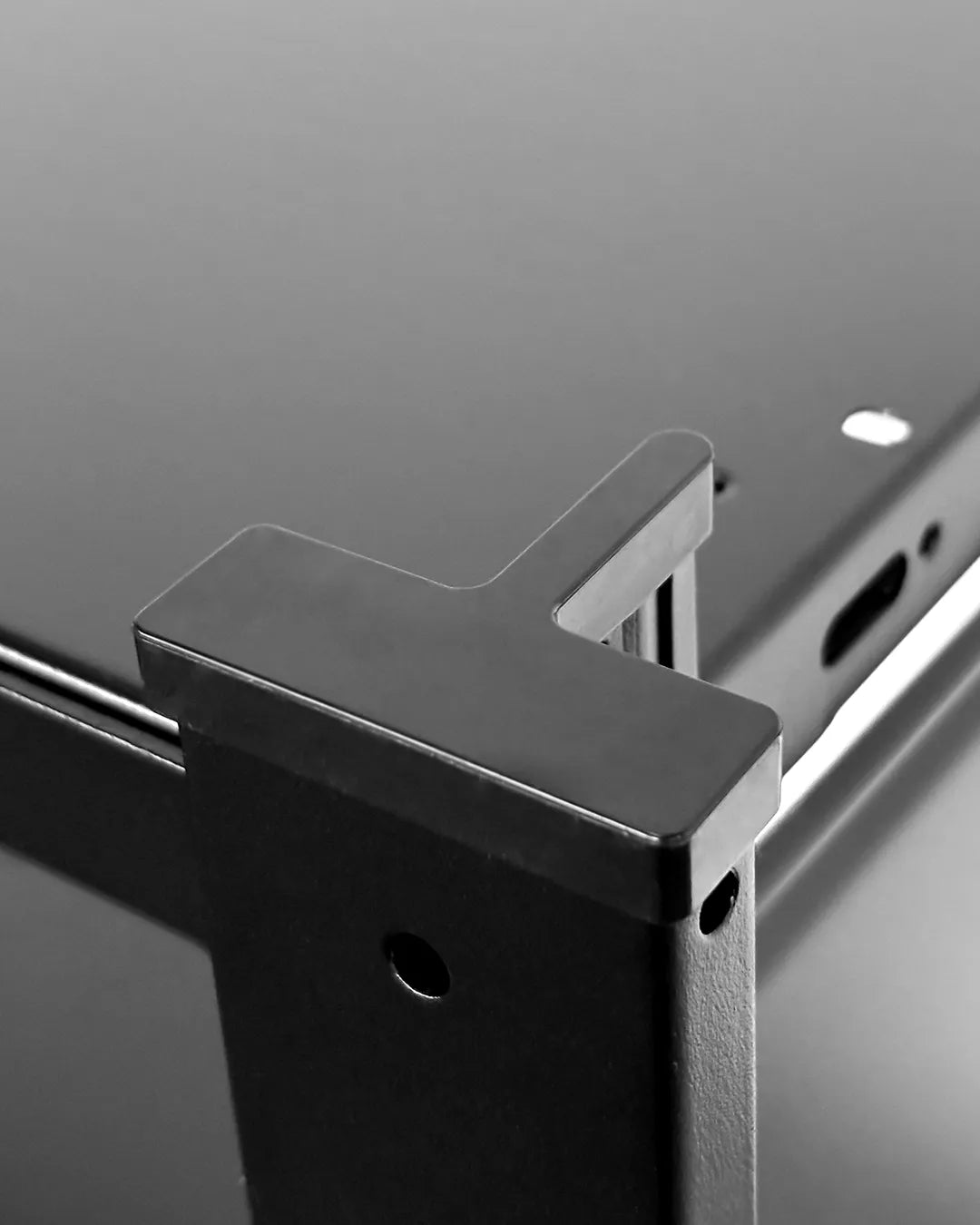 Detailansicht des Design-Standregals mit schwarzem Stahlrahmen, sauber verarbeiteter Eckverbindung und stabilem Stecksystem – modernes Regal im minimalistischen Industrial-Design.