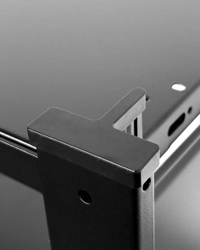 Detailansicht des Design-Standregals mit schwarzem Stahlrahmen, sauber verarbeiteter Eckverbindung und stabilem Stecksystem – modernes Regal im minimalistischen Industrial-Design.