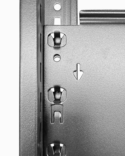 Detailansicht des Design-Standregals mit schwarzer Stahl-Seitenversteifung, Einhängesystem und stabiler Verbindung – hochwertiges Standregal im modernen Industrial-Design
