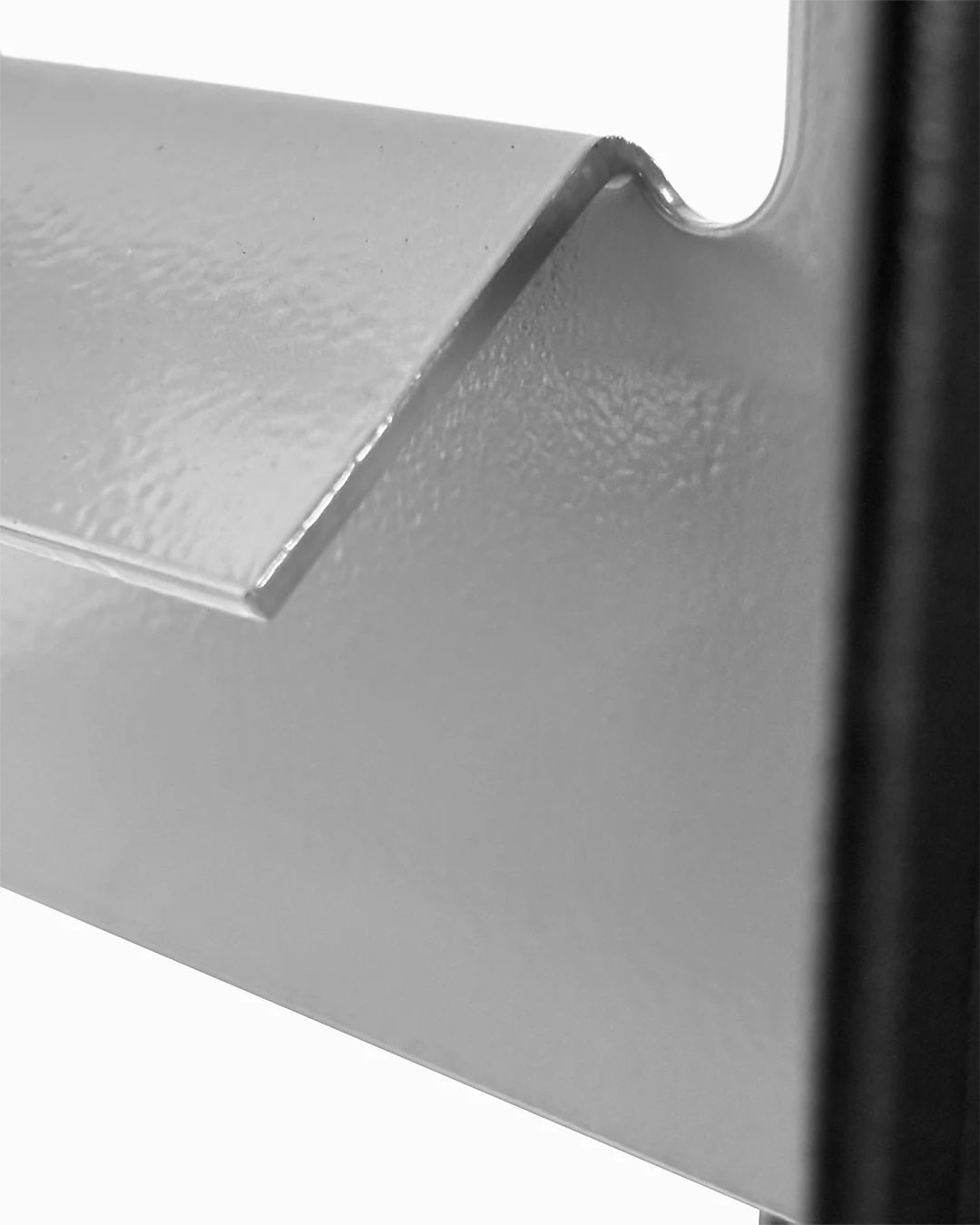 Detailansicht des Design-Standregals mit hellgrauer Traverse, sauber verarbeiteter Kante und moderner Konstruktion – stilvolles Stahlregal für Wohn- und Arbeitsbereiche