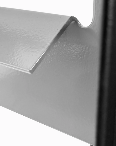 Detailansicht des Design-Standregals mit hellgrauer Traverse, sauber verarbeiteter Kante und moderner Konstruktion – stilvolles Stahlregal für Wohn- und Arbeitsbereiche